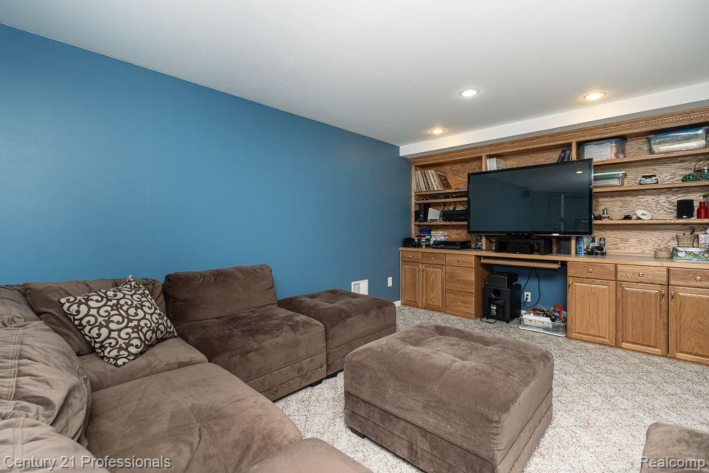 2072 Ridgefield Court Rochester, MI 48306 - Photo 32 of 41 Media area