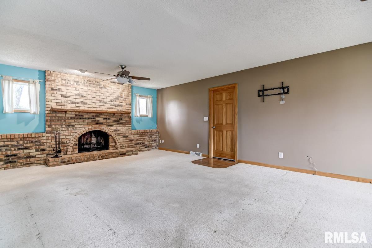 23343 Railsplitter Lane Athens, IL 62613 - Photo 6 of 30 Gallery Image 6