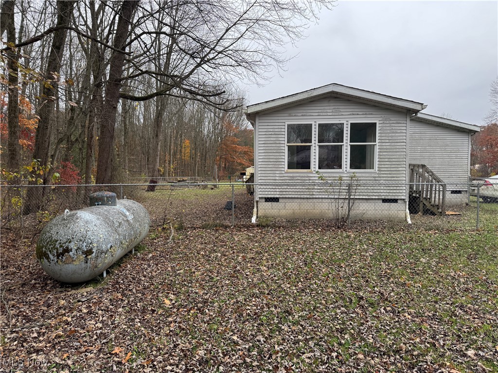 3690 Anderson Anthony Road Leavittsburg, OH 44430 - Photo 16 of 18 View of property exterior with crawl space and a fenced backyard