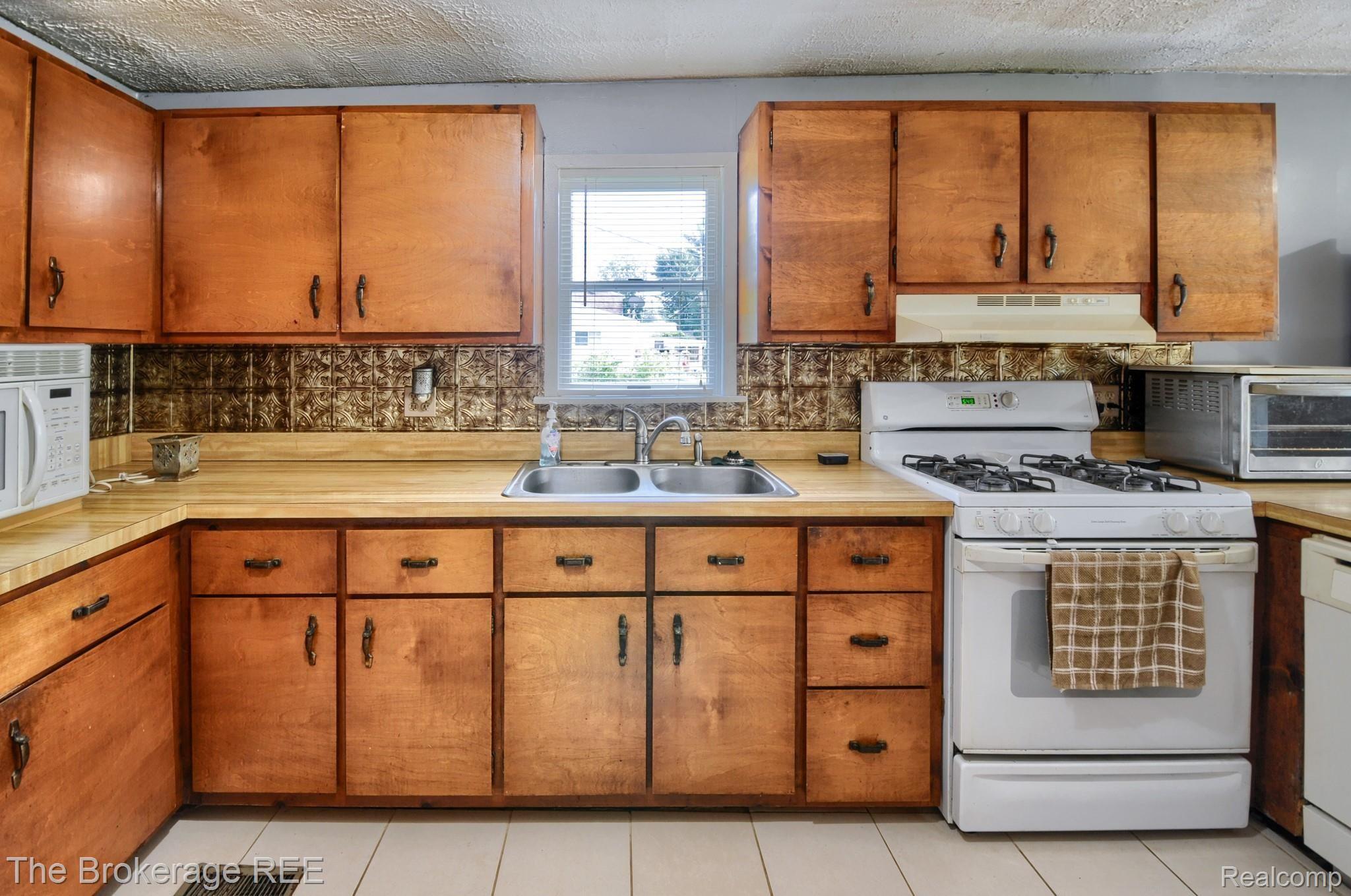 14263 North Bray Road Clio, MI 48420 - Photo 10 of 27 SD3_0842-HDR(5).jpg