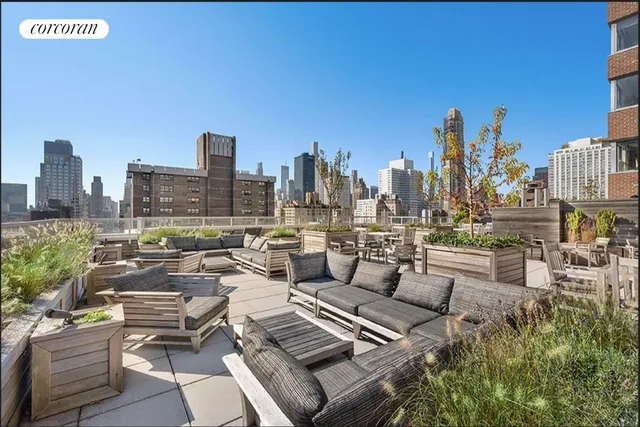 $1,450,000 | 360 East 72nd Street, Unit C2003 | Lenox Hill