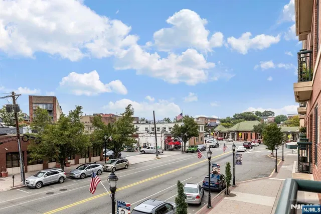 a city street lined with lots of traffic and parked cars