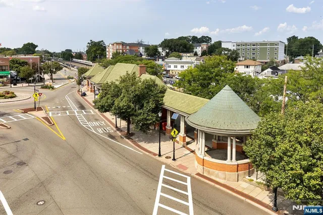 a black and white photo of a living room