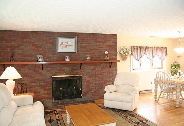 91 Highgate Road Marlborough, MA 01752 - Photo 3 of 21 Gallery Image 3