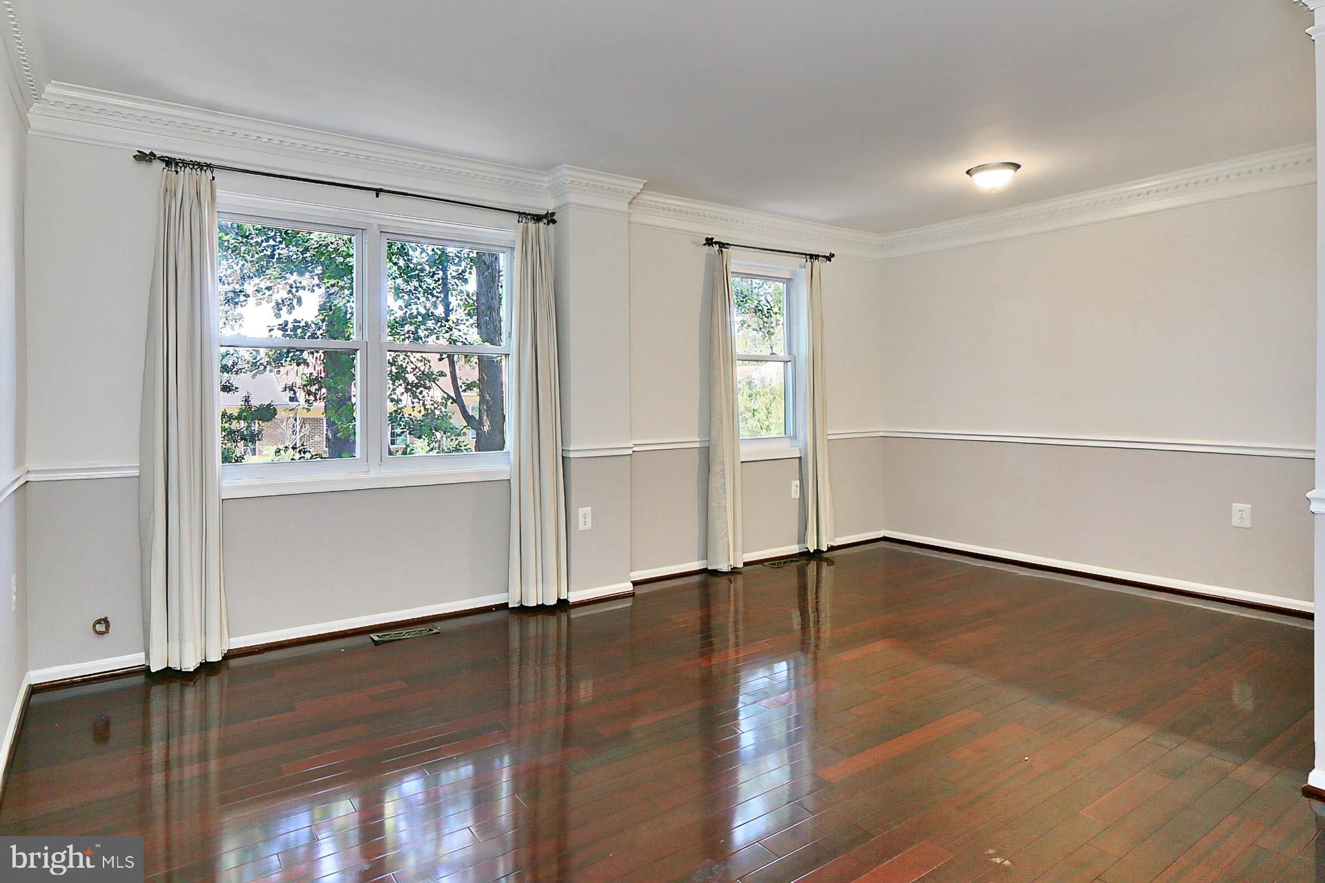 9849 Lakepointe Drive Burke, VA 22015 - Photo 3 of 27 Living Room