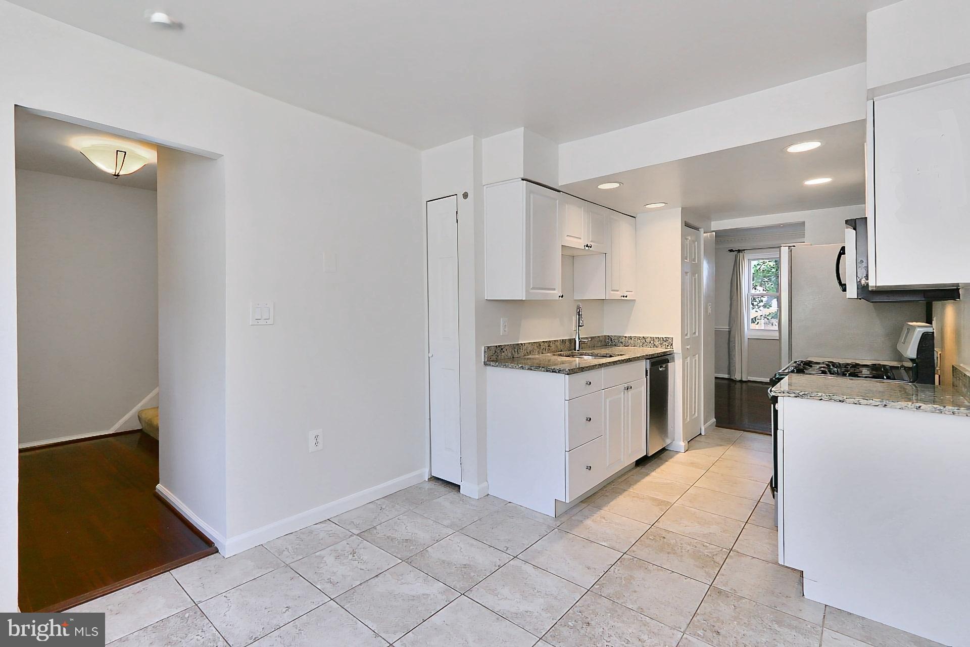 9849 Lakepointe Drive Burke, VA 22015 - Photo 6 of 27 Kitchen with Table Space