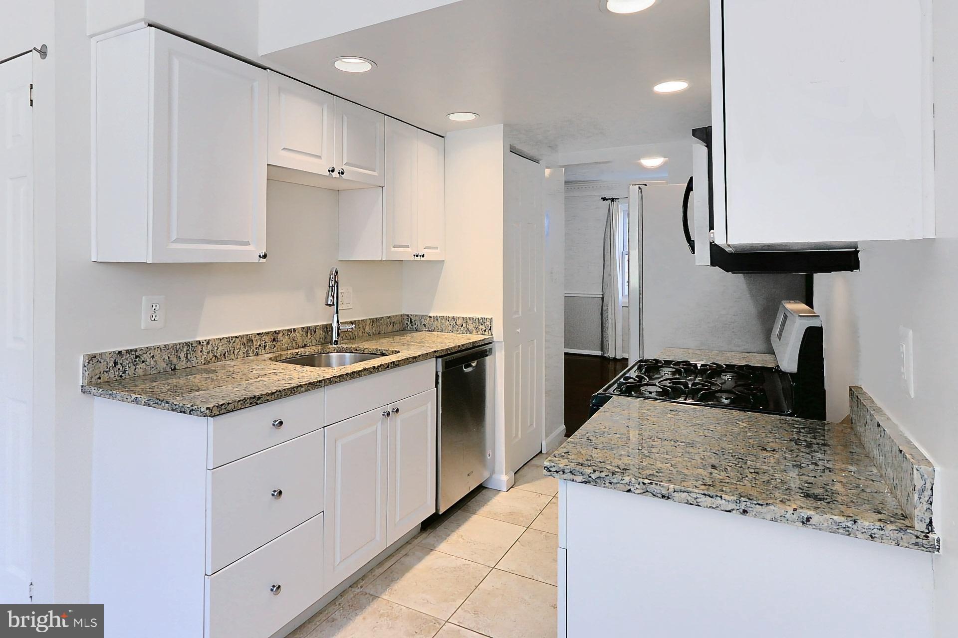 9849 Lakepointe Drive Burke, VA 22015 - Photo 7 of 27 Kitchen w/ Granite