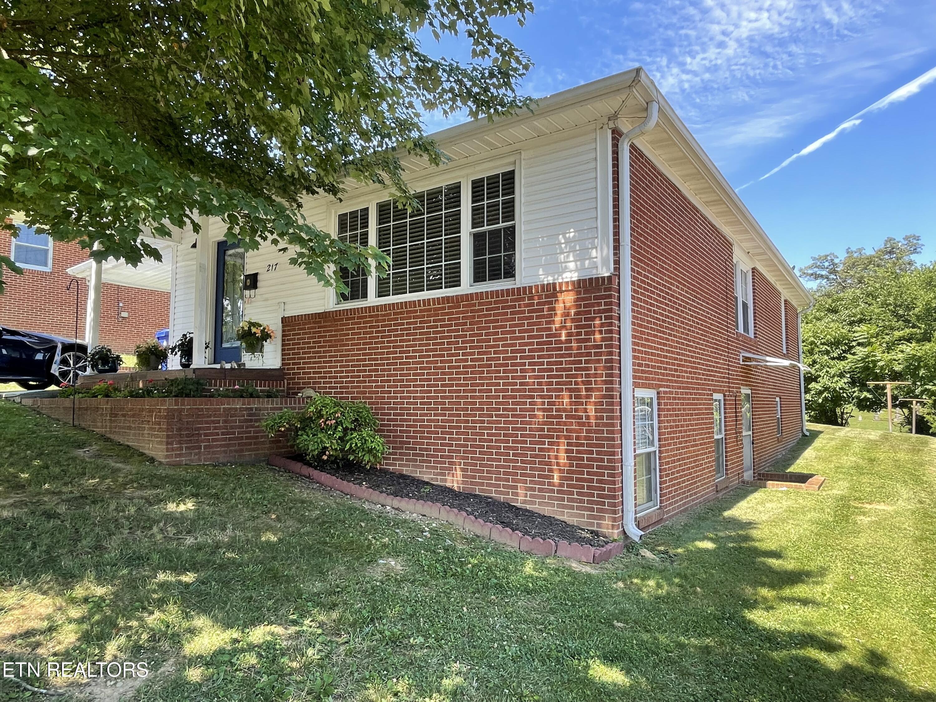 217 West Hicks Street Clinton, TN 37716 - Photo 1 of 41 IMG_5214