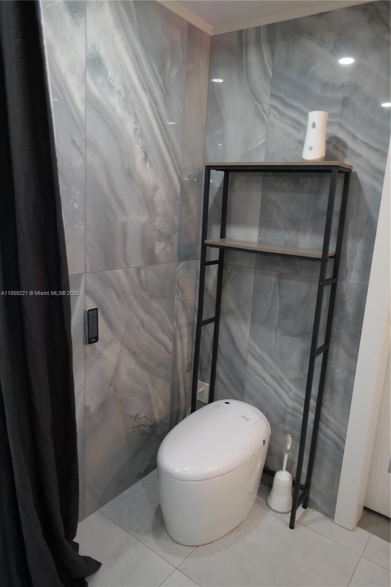 524 Northeast 27th Drive Wilton Manors, FL 33334 - Photo 21 of 95 a bathroom with a toilet and a shower