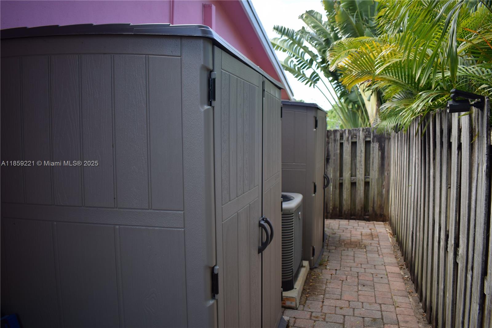 524 Northeast 27th Drive Wilton Manors, FL 33334 - Photo 38 of 95 a backyard of a house with lots of green space