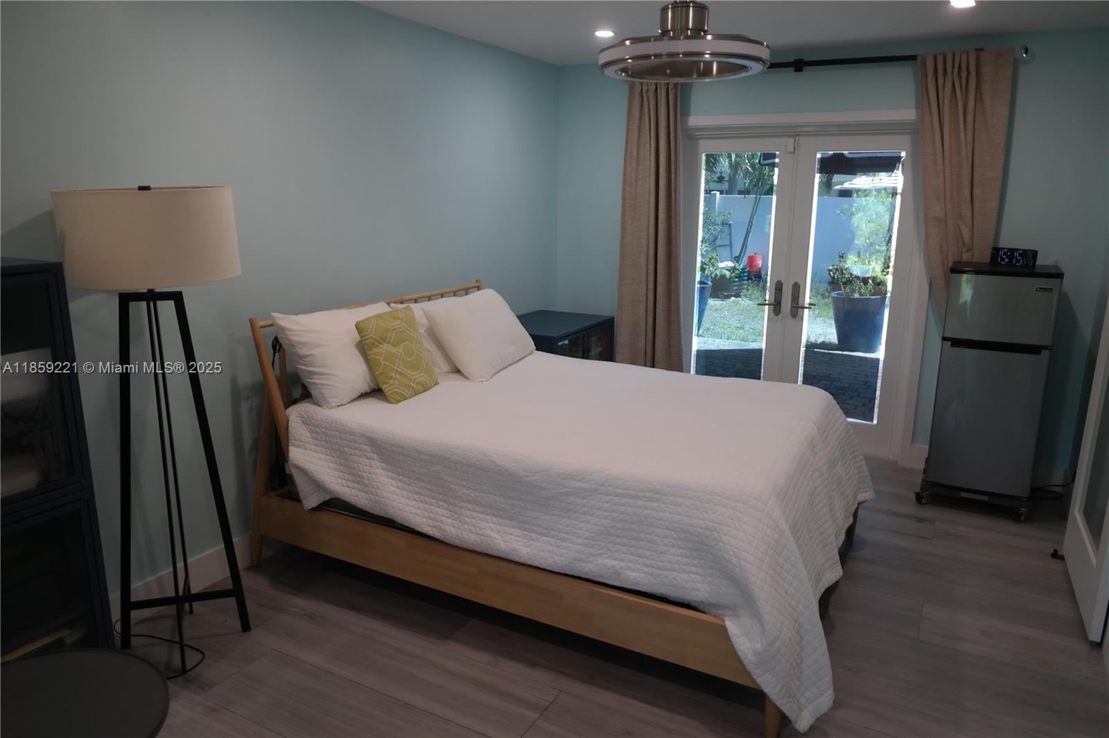 524 Northeast 27th Drive Wilton Manors, FL 33334 - Photo 81 of 95 a bedroom with a bed and a mirror