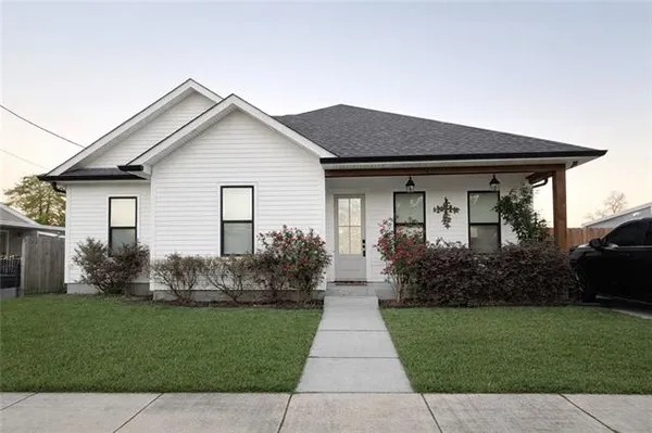 $320,000 | 2408 Lloyds Avenue, Chalmette, LA 70043