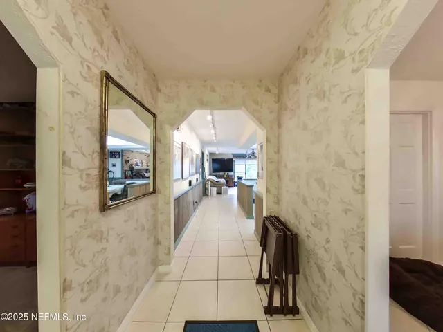 a picture of a white and white top