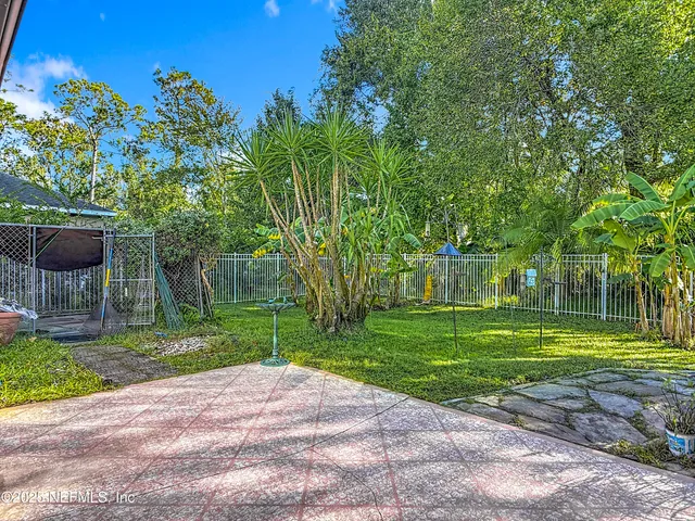 a view of livingroom with furniture