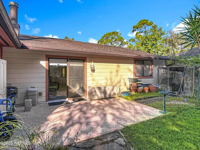 a view of a house with backyard and porch