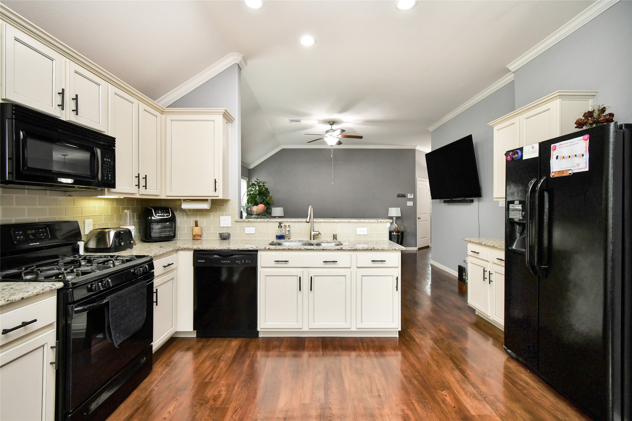 652 Maple Point Drive East Conroe, TX 77301 - Photo 12 of 35