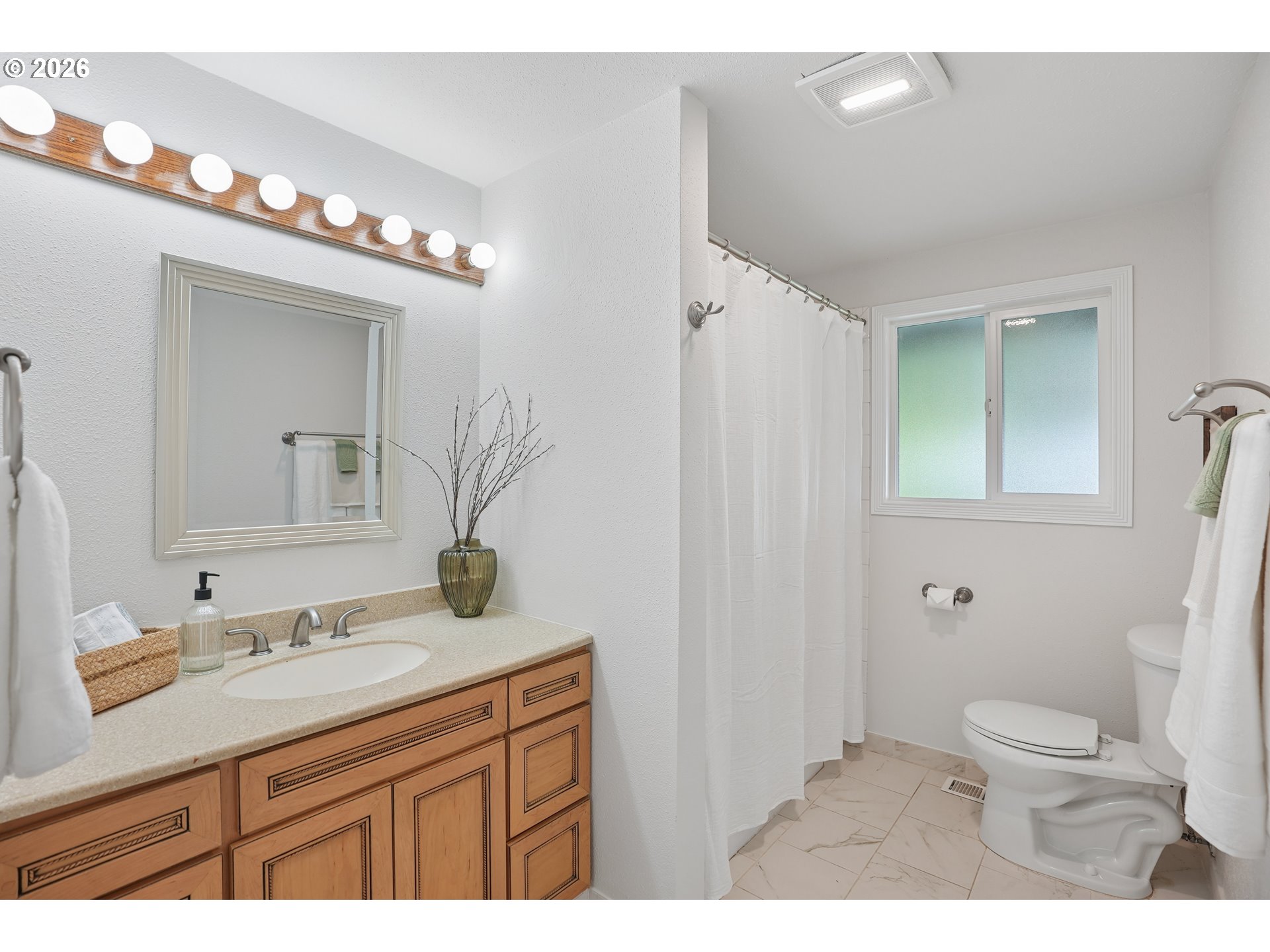 992 South South End Road Oregon City, OR 97045 - Photo 14 of 38 a bathroom with a sink a toilet and a mirror
