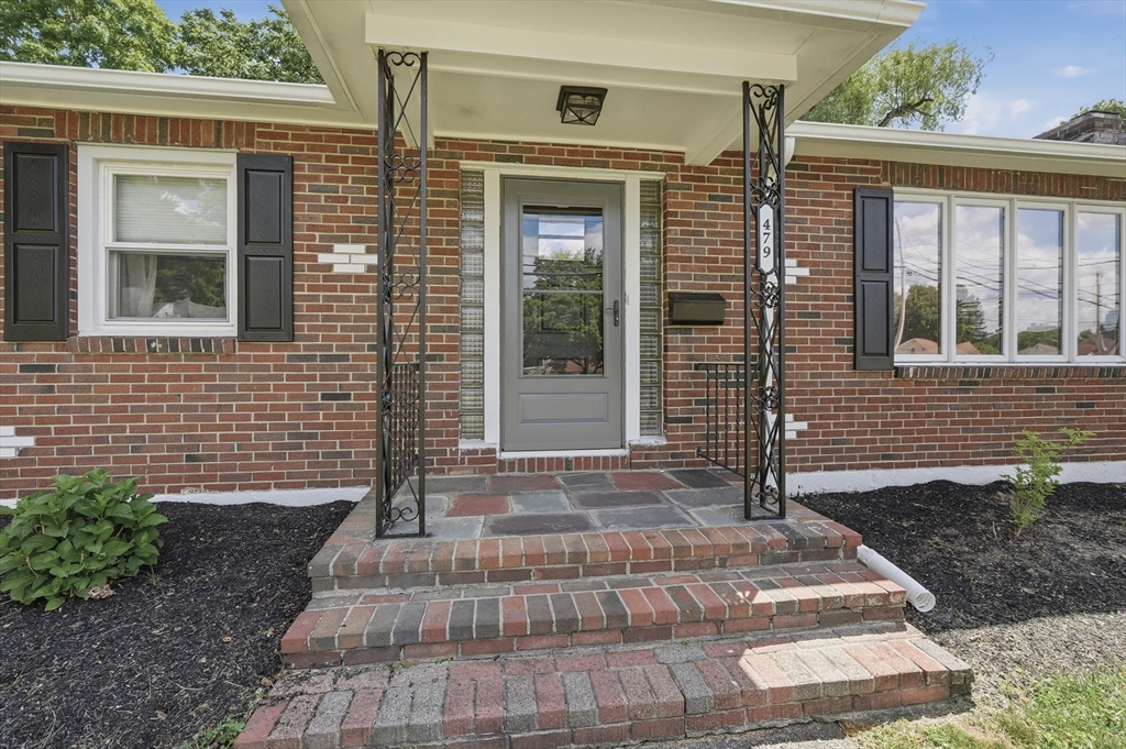 479 Massasoit Road Worcester, MA 01604 - Photo 3 of 27