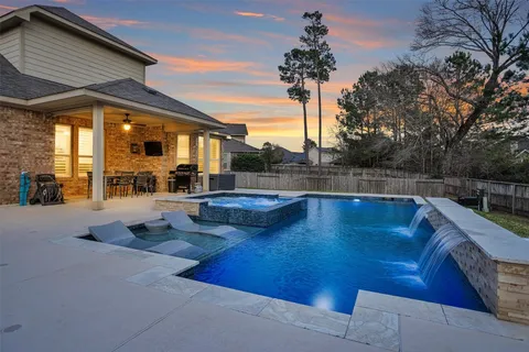 $560,000 | 251 Soaring Pines Place, Montgomery, TX 77316