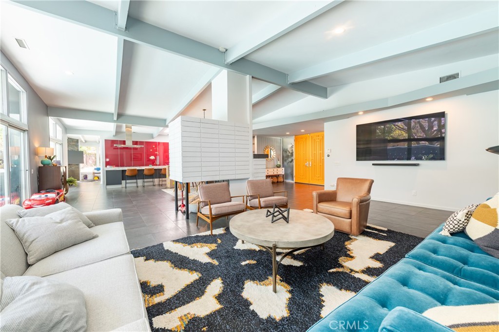 15626 Royal Ridge Road Sherman Oaks, CA 91403 - Photo 9 of 33