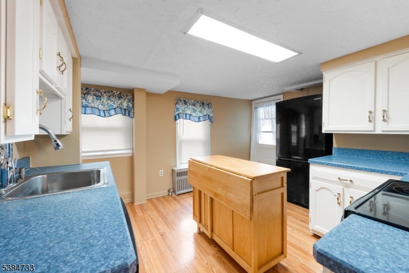 400 Quaker Church Road Randolph, NJ 07869 - Photo 20 of 34 a kitchen that has a sink and a stove in it
