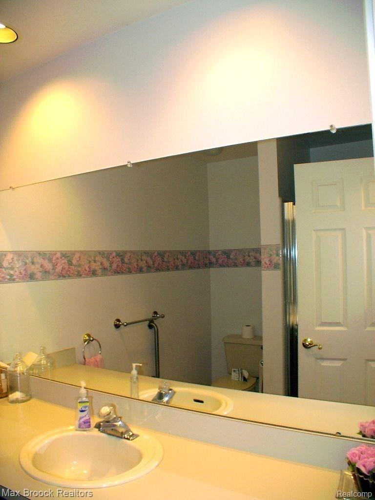 2211 London Bridge Drive, Unit 86 Rochester, MI 48307 - Photo 17 of 26 MBa vanity.jpg