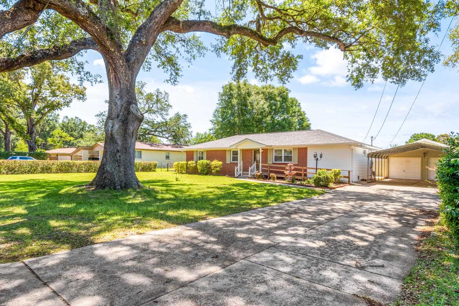 321 Robin Road Pensacola, FL 32514 - Photo 2 of 40 Gallery Image 2