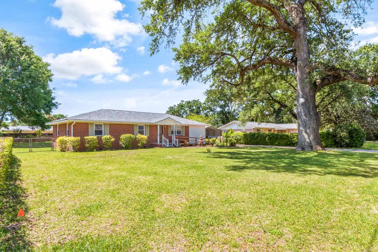 321 Robin Road Pensacola, FL 32514 - Photo 3 of 40 Gallery Image 3