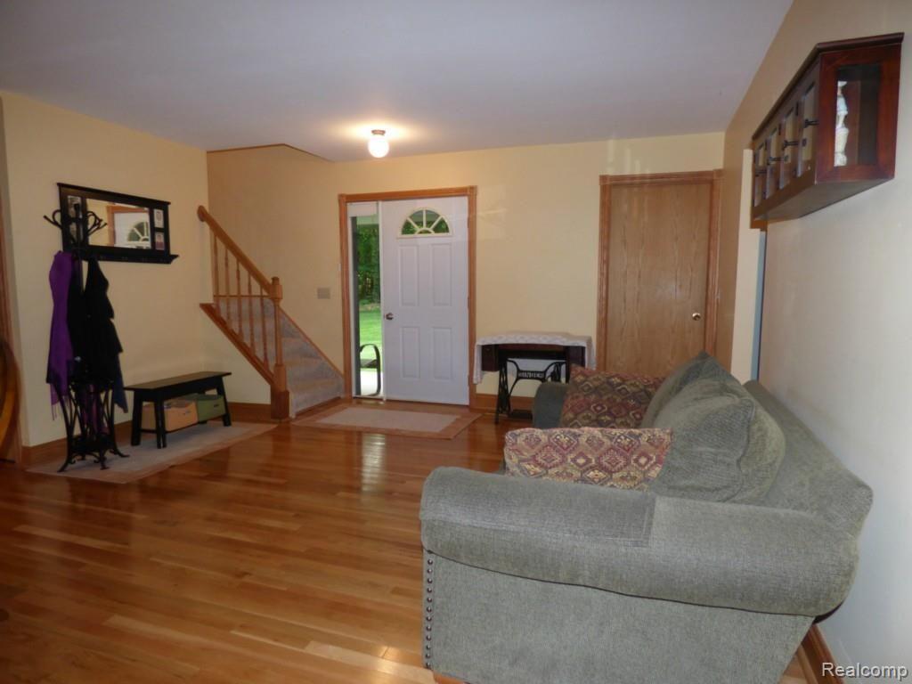 11483 Mcgregor Road Pinckney, MI 48169 - Photo 15 of 26 15 ENTRANCE 2.jpg