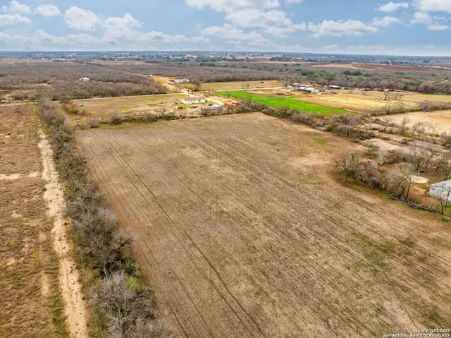 $269,999 | 1545 County Road 665, Devine, TX 78016