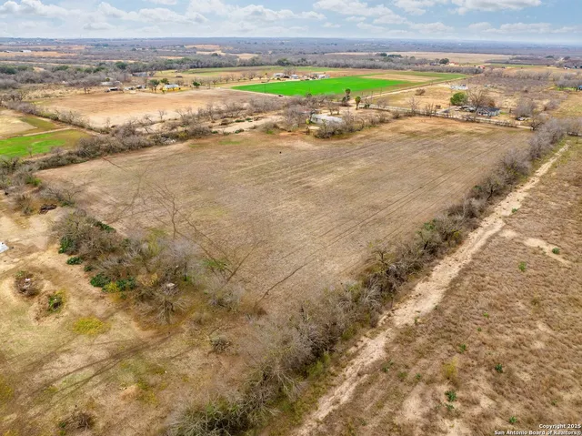 $269,999 | 1545 County Road 665, Devine, TX 78016