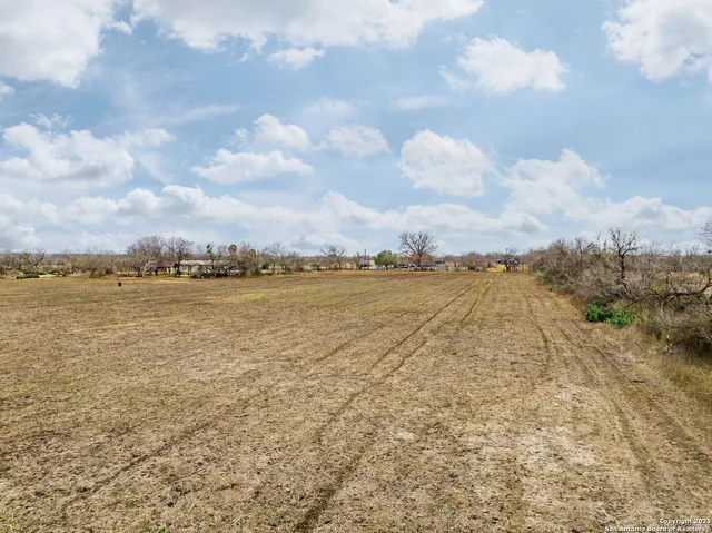 $269,999 | 1545 County Road 665, Devine, TX 78016