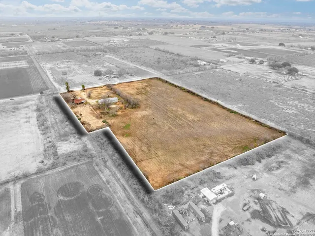 $269,999 | 1545 County Road 665, Devine, TX 78016