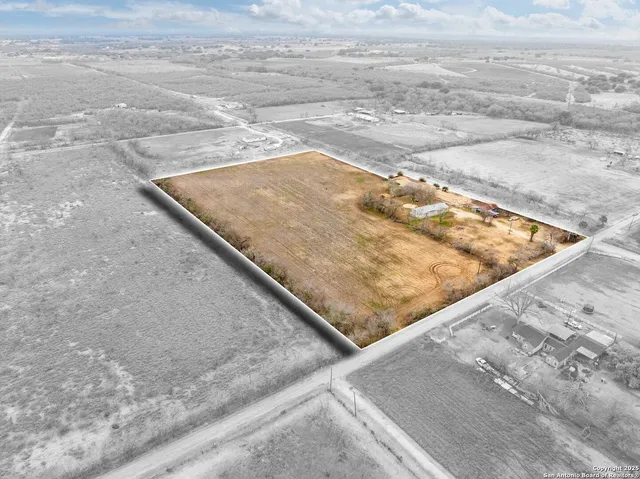 $269,999 | 1545 County Road 665, Devine, TX 78016