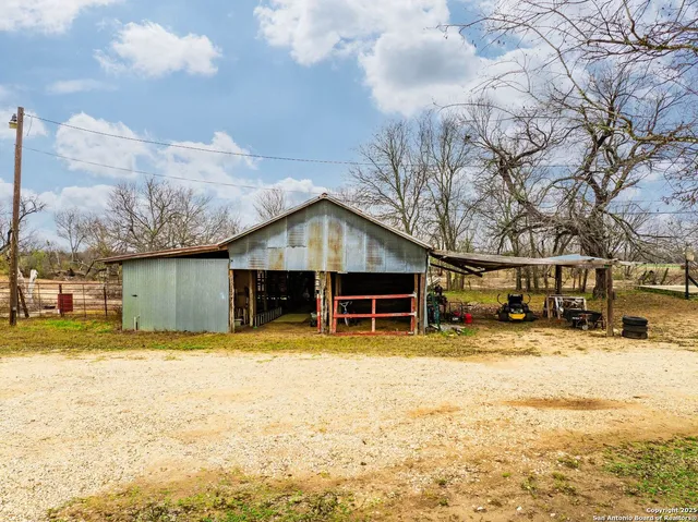 $269,999 | 1545 County Road 665, Devine, TX 78016