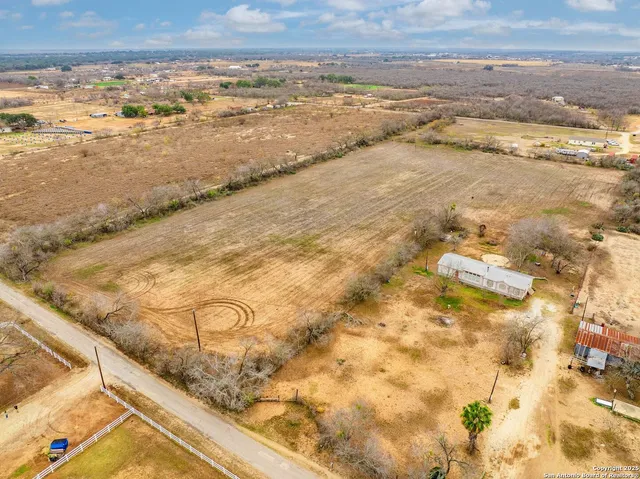 $269,999 | 1545 County Road 665, Devine, TX 78016