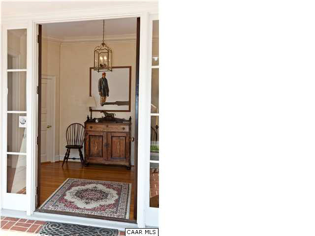 940 Windsor Road Charlottesville, VA 22901 - Photo 7 of 33 a view of living room with furniture