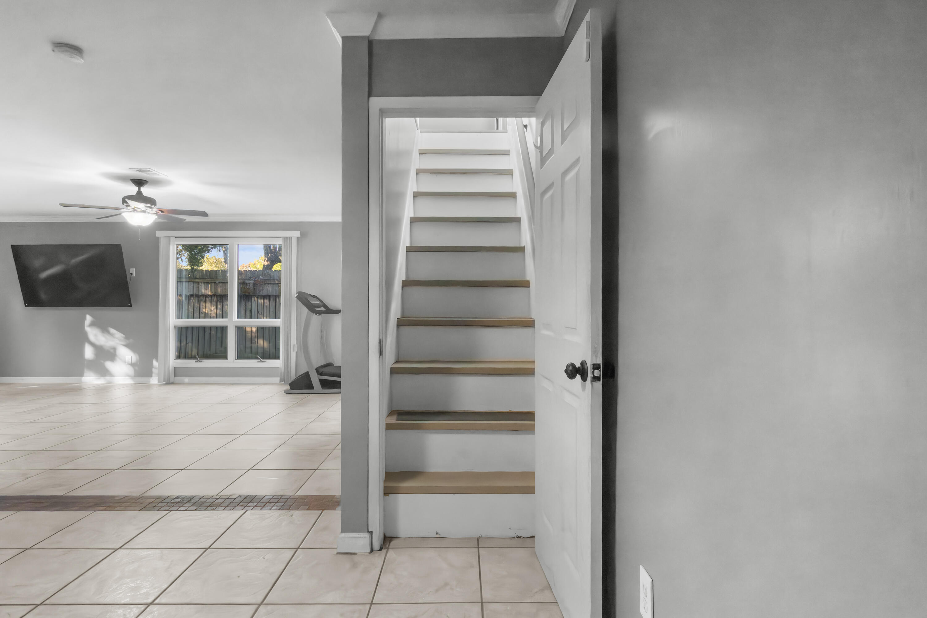 512 Lang Road Fort Walton Beach, FL 32547 - Photo 22 of 51 an empty room with windows and way to room