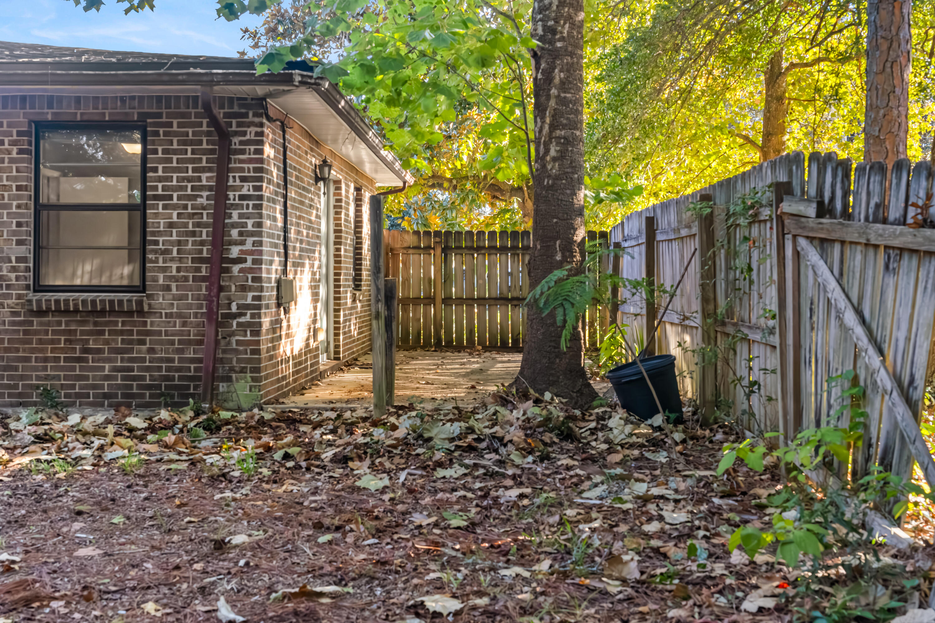 512 Lang Road Fort Walton Beach, FL 32547 - Photo 32 of 51 a backyard of a house