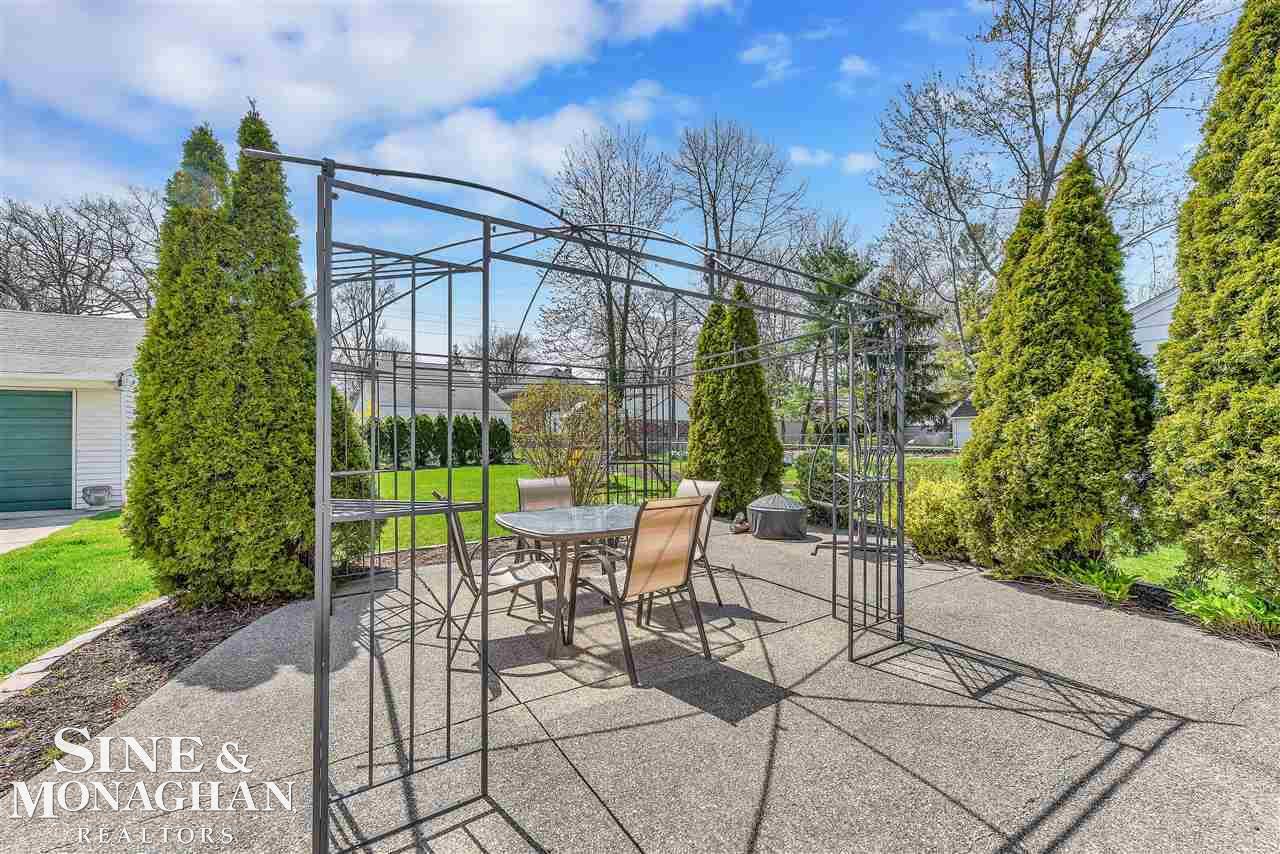 1713 Broadstone Road Grosse Pointe Woods, MI 48236 - Photo 8 of 41