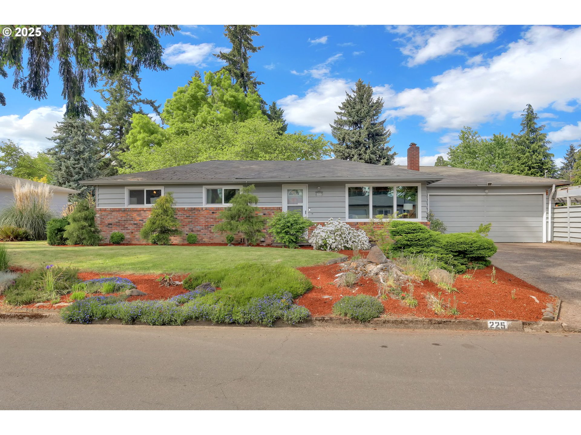 225 Banton Avenue Eugene, OR 97404 - Photo 1 of 40 a front view of house with yard and green space