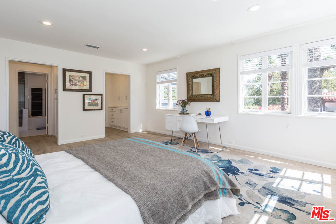 5 Richland Place Pasadena, CA 91103 - Photo 33 of 54 a spacious bedroom with a bed and a window