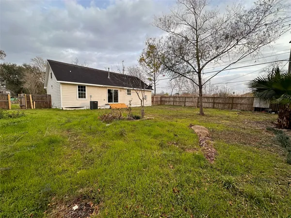 a view of a yard in front of the house
