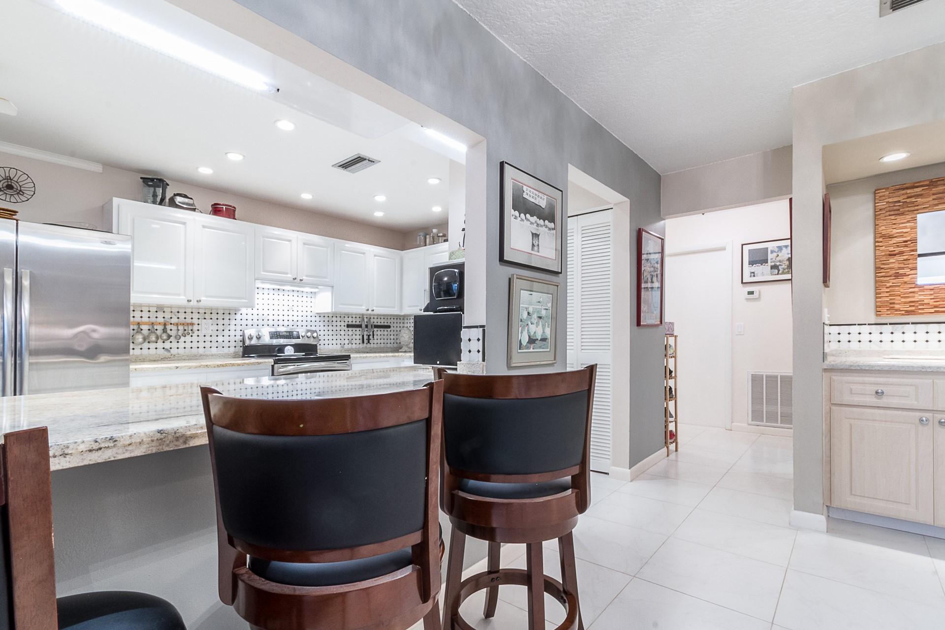 20893 Del Luna Drive Boca Raton, FL 33433 - Photo 10 of 39 Kitchen Pass thru bar
