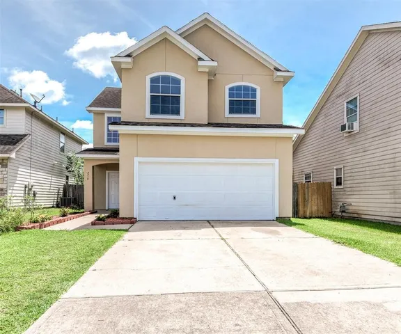 a front view of house with yard