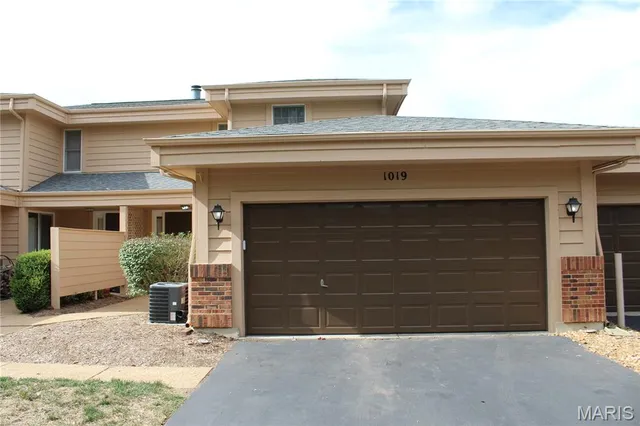 $225,000 | 1019 Claytonbrook Drive, Ballwin, MO 63011