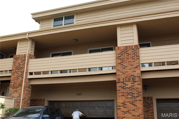 $215,000 | 1019 Claytonbrook Drive, Ballwin, MO 63011