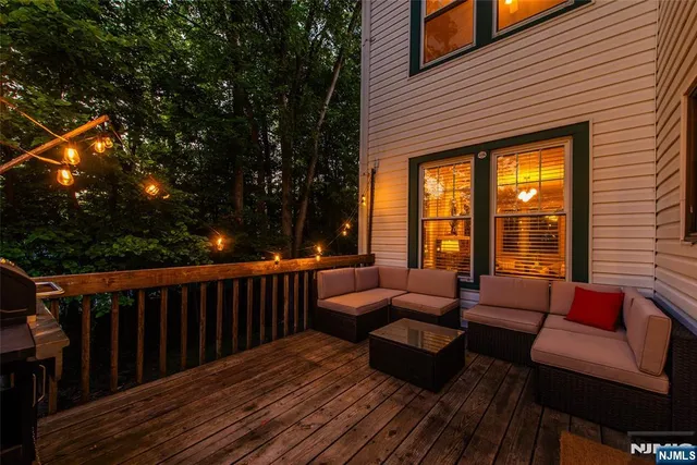 a view of a house with backyard and garden