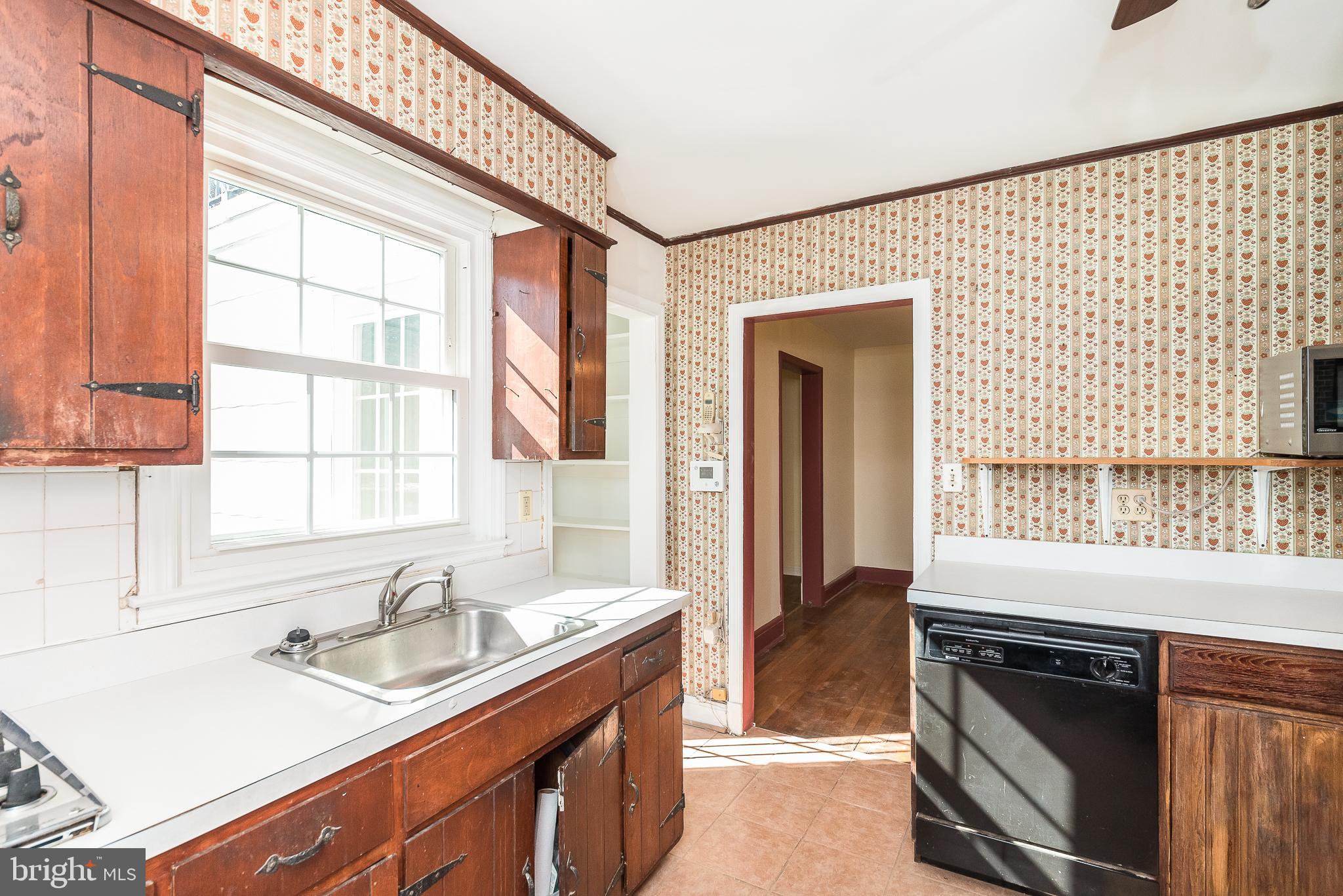 605 Cedarcroft Road Baltimore, MD 21212 - Photo 20 of 63 Lots of natural light