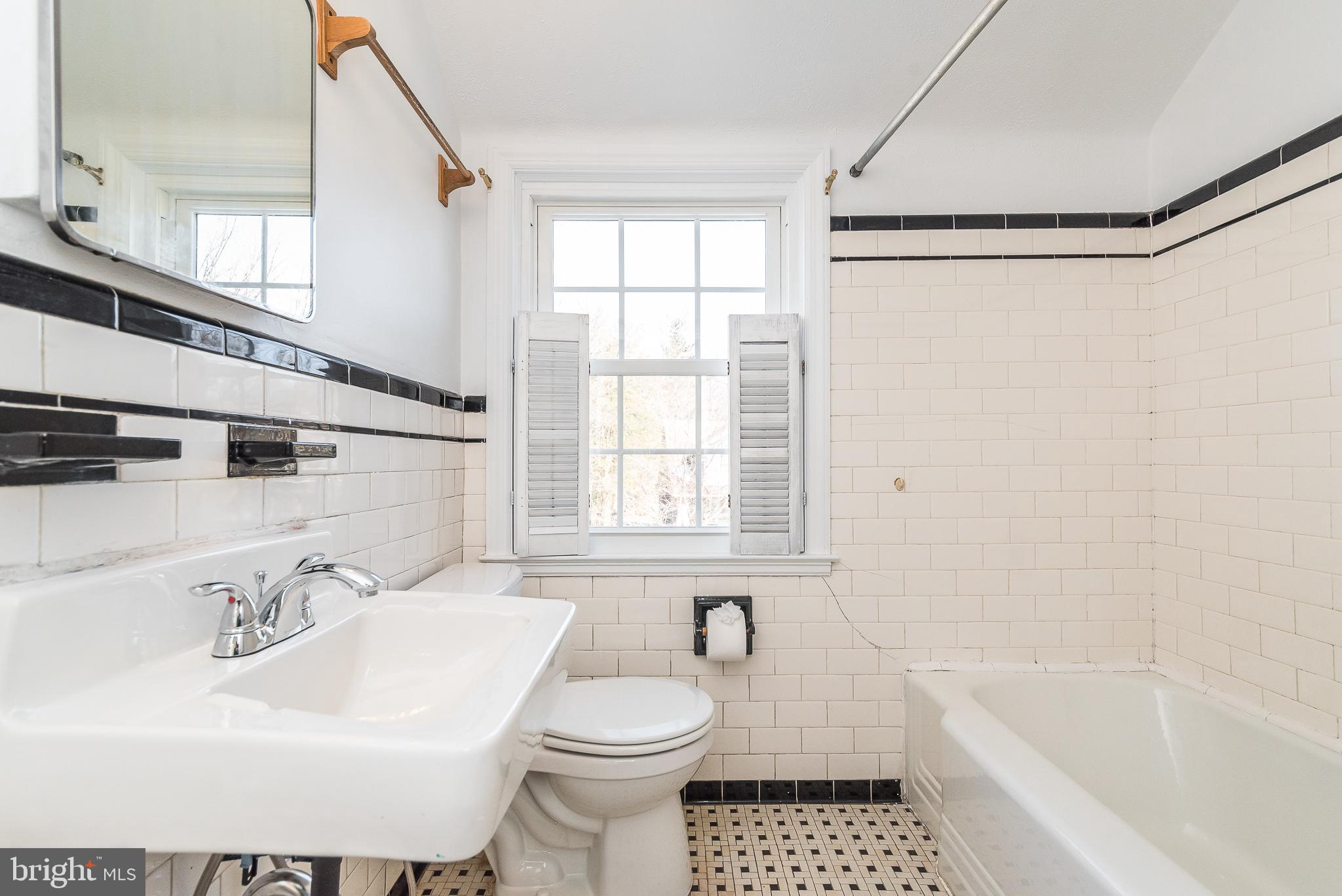 605 Cedarcroft Road Baltimore, MD 21212 - Photo 29 of 63 Upper level full bath with tile floor